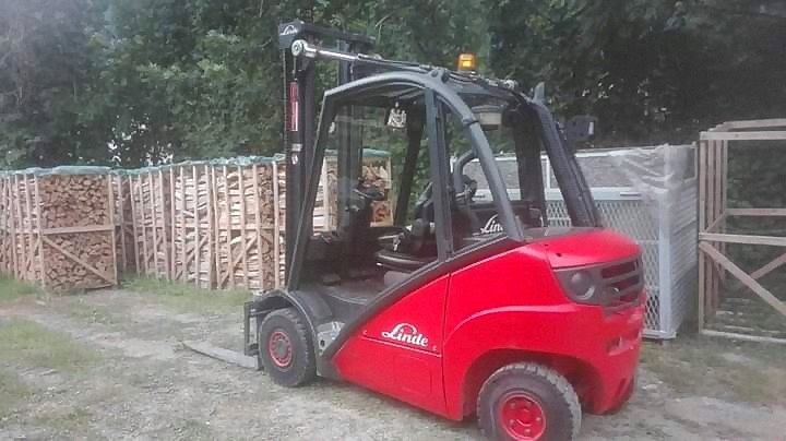 Muletto aziendale al lavoro tra i bancali di legna